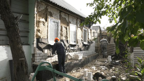 Строители восстанавливают поврежденный обстрелом ВСУ частный дом в Городище