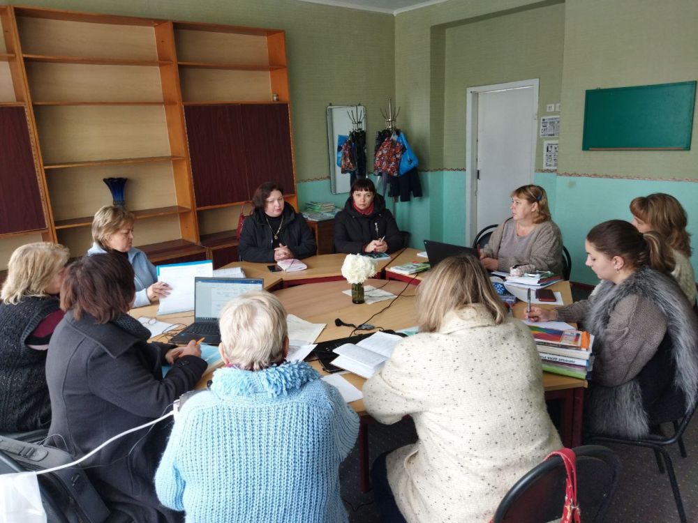 Представители Администрации города Первомайска совместно с управлением образования посетили Золотовскую школу №16 на освобожденной территории