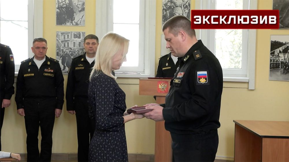 Командующий Балтфлотом передал медаль «Золотая Звезда» родственникам героя-танкиста