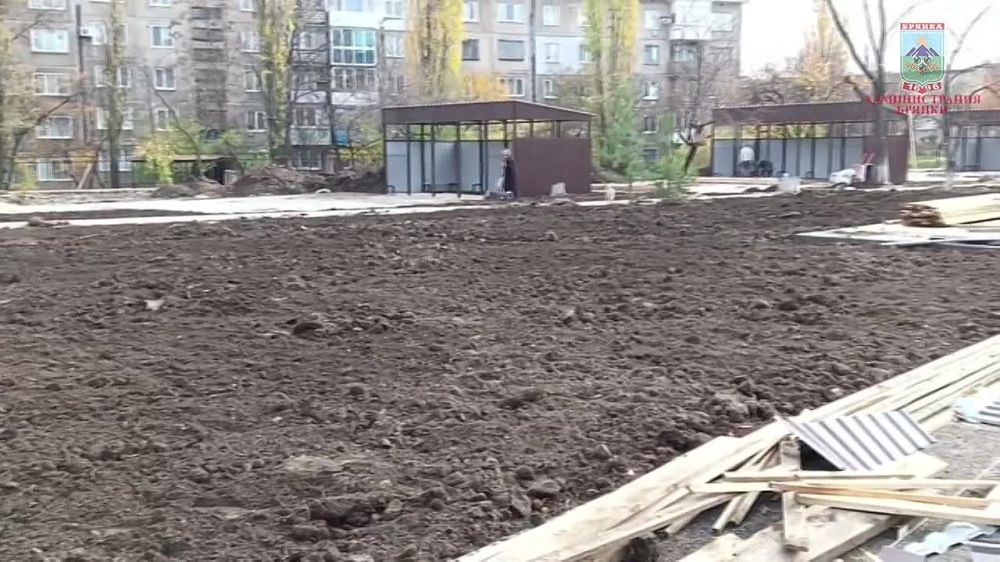 Евгений Морозов: На прилегающих территориях детских садов "Радуга" и "Дюймовочка" силами брянских и брянковских специалистов ведутся работы по благоустройству