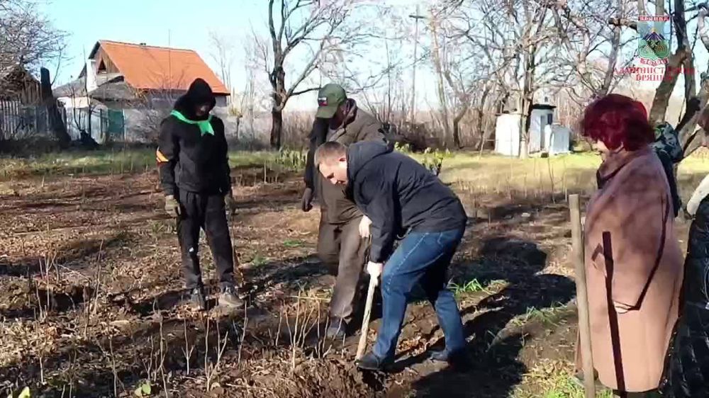 Глава Администрации города Брянки Евгений Морозов вместе с юными экологами УВК №17 передали Перевальскому лесничеству саженцы, выращенные в Брянке
