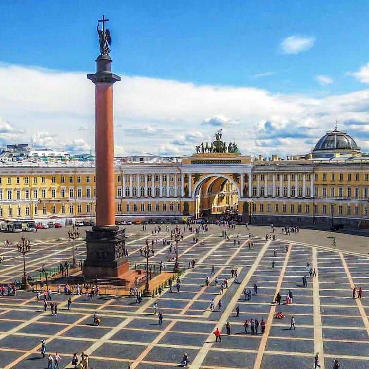 Какой известный памятник весом 600 тонн никак не прикреплён к пьедесталу?