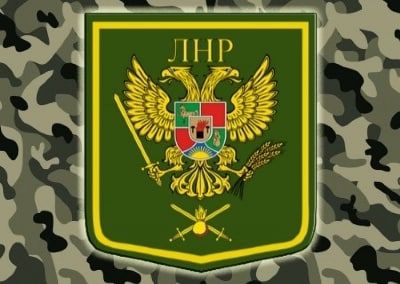 Киевские силовики обстрелом полностью разрушили двухэтажный восьмиквартирный дом в Брянке, ранения получила мирная жительница города