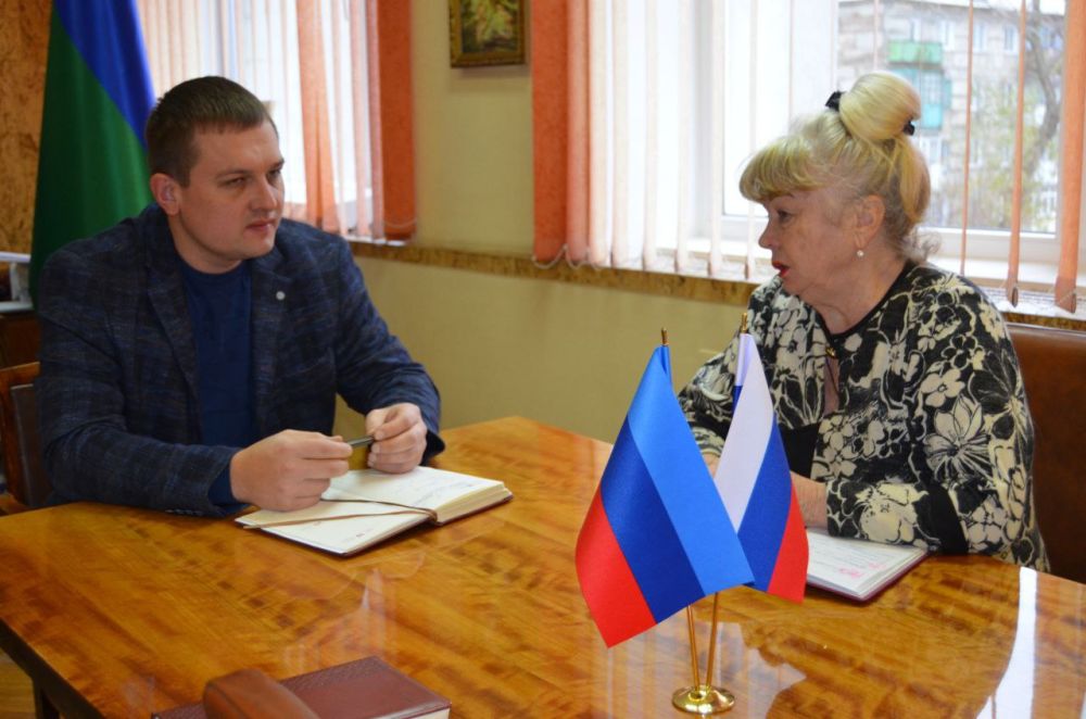 Евгений Морозов: Провел рабочую встречу с директором ГУ ЛНР "Брянковской комплексный центр социального обслуживания населения" и по совместительству лидером ветеранского движения города Людмилой Герасимовой