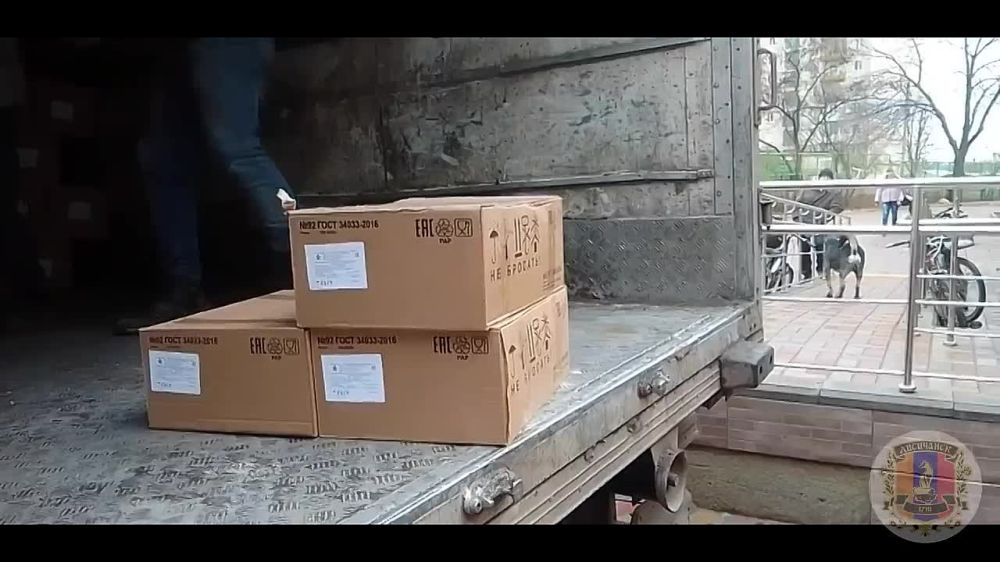 Благодаря всем неравнодушным людям со всей России, в гуманитарных центрах "Единая Россия" лисичане могут получить помощь в виде теплой одежды, обуви, детских игрушек