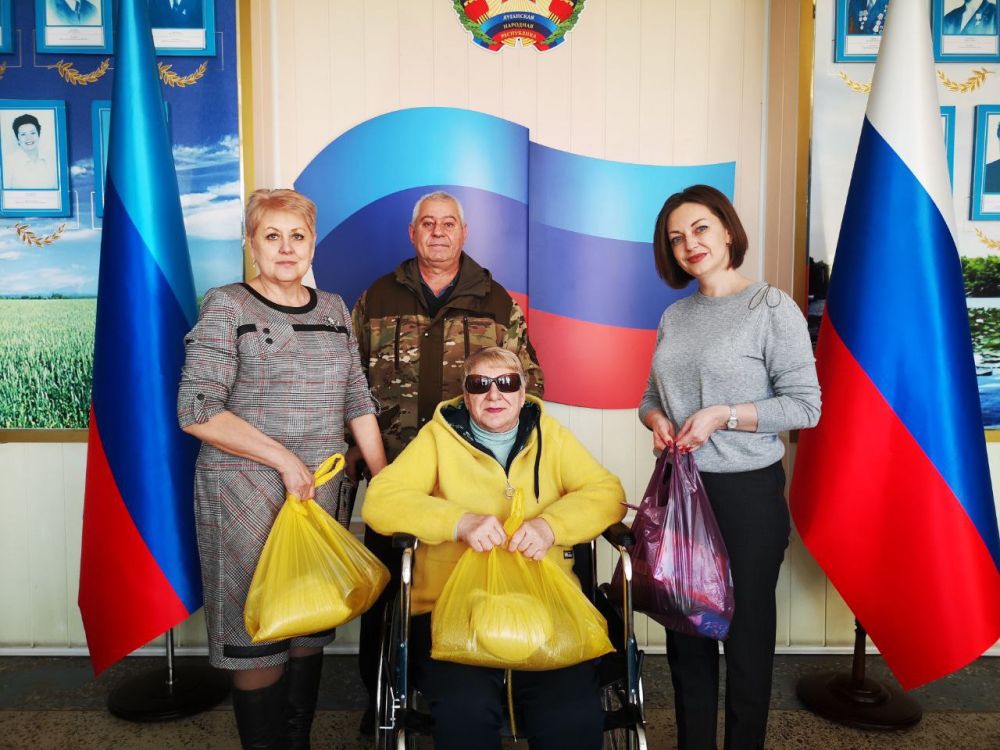 ЧЛЕНЫ СОВЕТА ЖЕНЩИН ПРИ АДМИНИСТРАЦИИ СЛАВЯНОСЕРБСКОГО РАЙОНА ПЕРЕДАЛИ ГУМПОМОЩЬ ВЕТЕРАНАМ АФГАНСКОЙ ВОЙНЫ