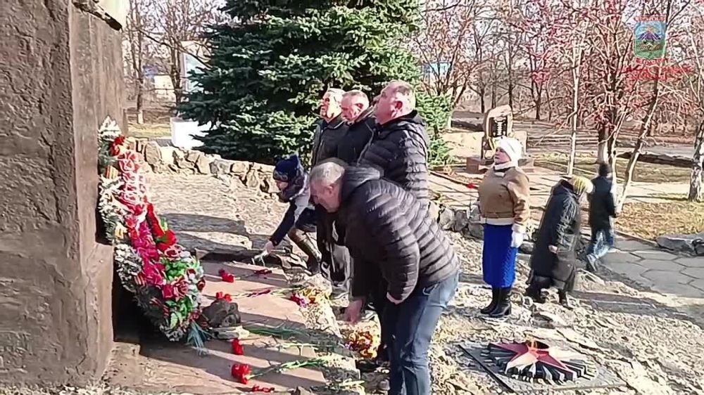 Евгений Морозов: В преддверии Дня неизвестного солдата брянковчане возложили венки и цветы к подножию мемориала...