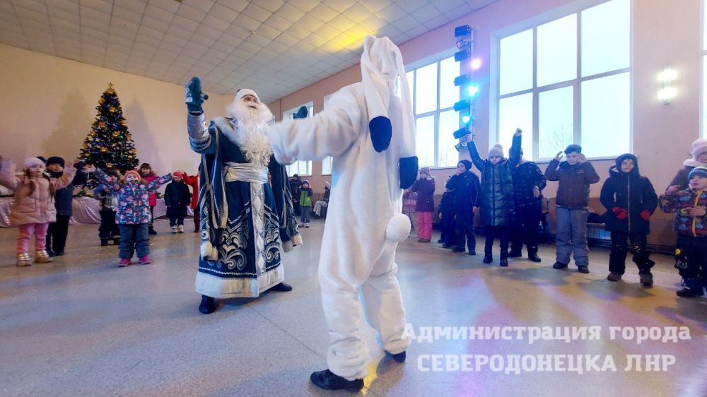 Сегодня к детям Северодонецка приехали в гости актеры Луганского академического украинского музыкально-драматического театра на Оборонной