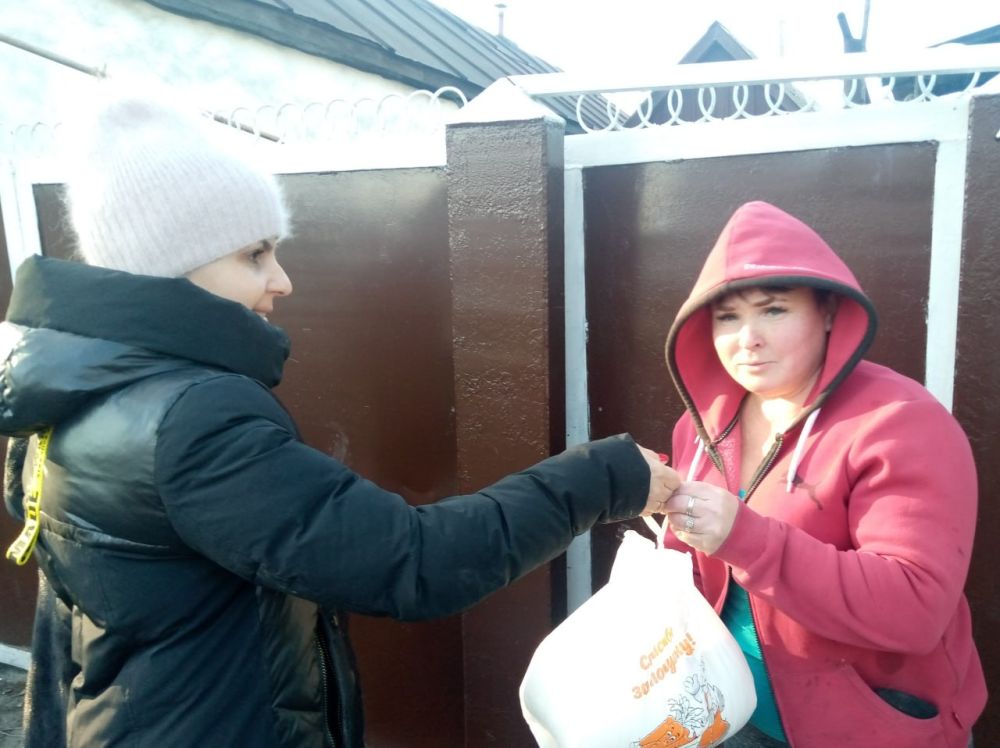 В Г. МИУСИНСК ВЕДЕТСЯ РАБОТА ПО ВЫДАЧЕ МУКИ, ПЕРЕДАННОЙ ГУМАНИТАРНЫМ КОНВОЕМ МЧС РФ