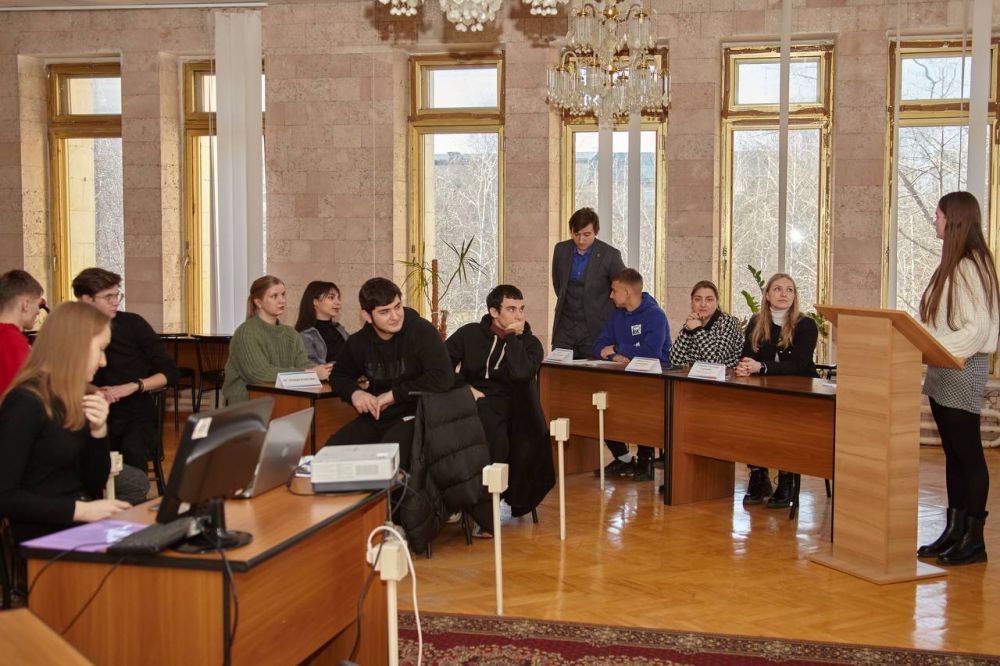 В ГУ ЛНР «ЛГМУ им. Святителя Луки» прошла квиз-игра «Мозговой штурм» ко Дню студента по инициативе Студенческого совета, поддержке администрации университета, Молодежного парл...