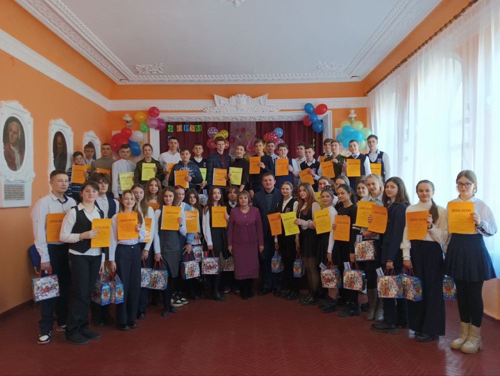 Евгений Морозов: Лучшие из лучших. Отличники и победители олимпиад. Те, кто стремится к знаниям. И не важно , как проходит урок: очно или дистанционно. Главное - всеми возможн...