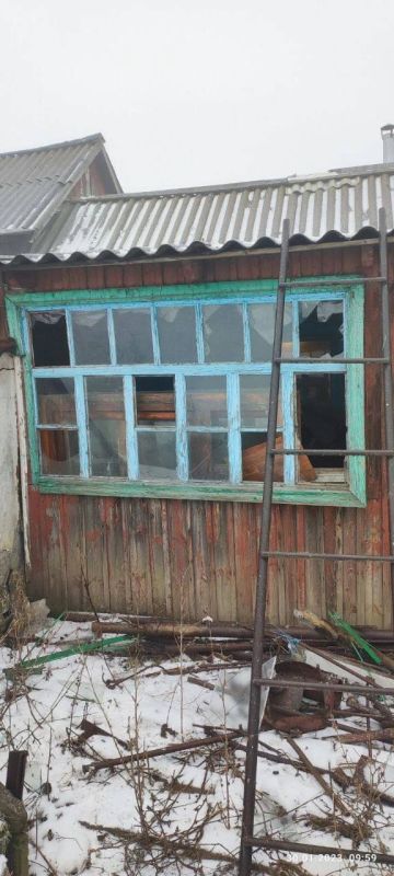 Пять жилых домов повреждены в Брянке в результате ночного обстрела города украинскими войсками, пострадавших среди мирного населения нет - мэр города Евгений Морозов