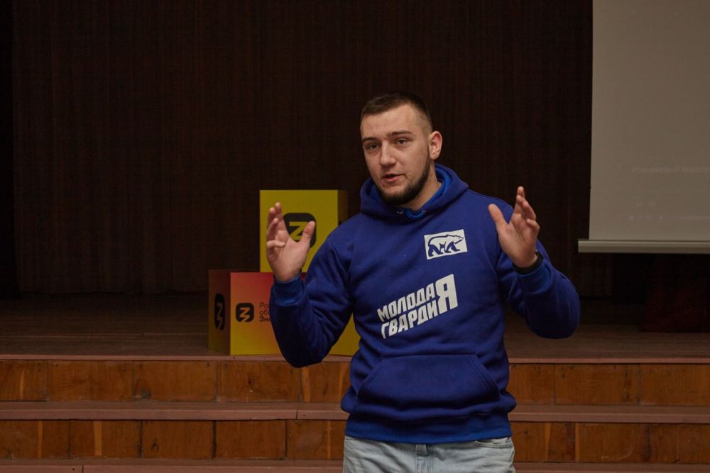 И.о. председателя Общественной организации «Молодая Гвардия» Михаил Голубович в рамках Российского общества «Знания» провел лекцию с молодежью Луганска