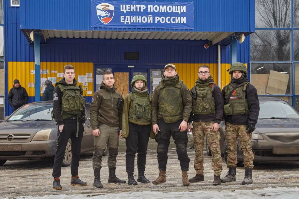 Представители Луганского регионального отделения партии «Единая Россия», Общественной организации «Молодая Гвардия», Луганского штаба #МЫВМЕСТЕ и «Волонтерской Роты Боевого Бр...