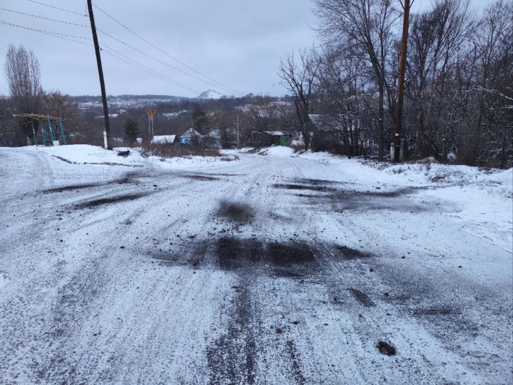 В КРАСНОМ ЛУЧЕ И НА ПОДВЕДОМСТВЕННЫХ ТЕРРИТОРИЯХ ВЕДУТСЯ РАБОТЫ ПО ПОСЫПКЕ ДОРОГ