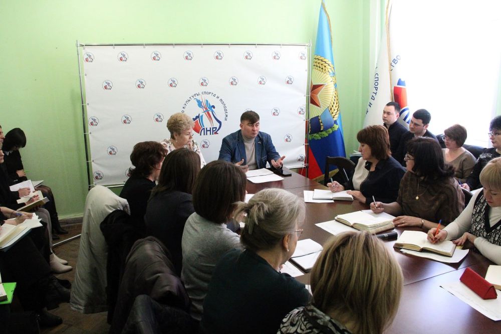 Сенатор от ЛНР в Совете Федерации Ольга Бас и министр культуры, спорта и молодежи Дмитрий Сидоров сегодня провели рабочее совещание, в ходе которого рассказали представителям ...