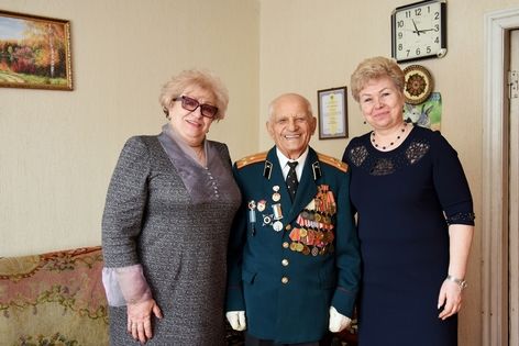 Сенатор от ЛНР в преддверии Дня освобождения Луганска навестила ветерана Павла Кутового