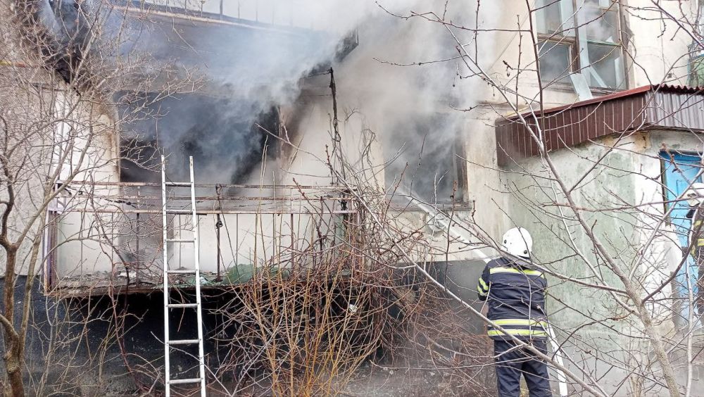 28 февраля в 8.43 на номер 101 Лисичаского ГПСО поступил вызов о загорании в квартире по адресу г. Привольное, ул. Пархоменко