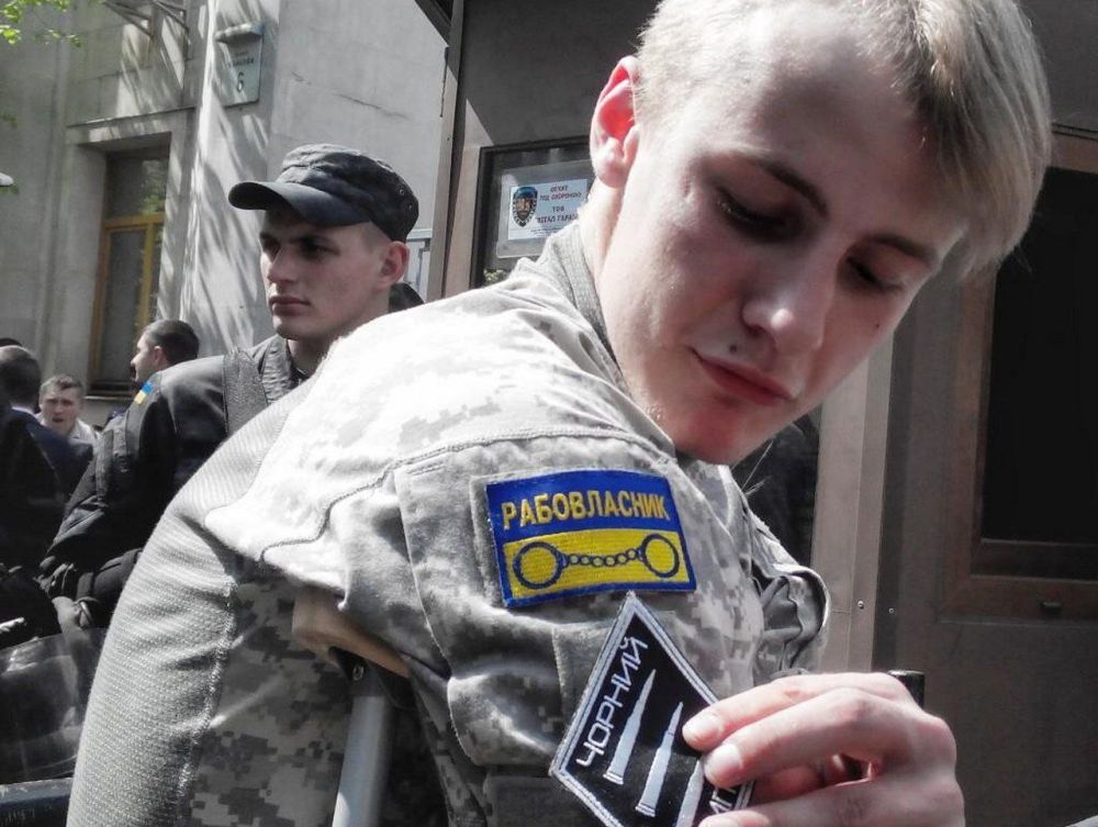 Украинские нацбаты начали привлекать подростков для ведения боевых действий, заявил Андрей Марочко