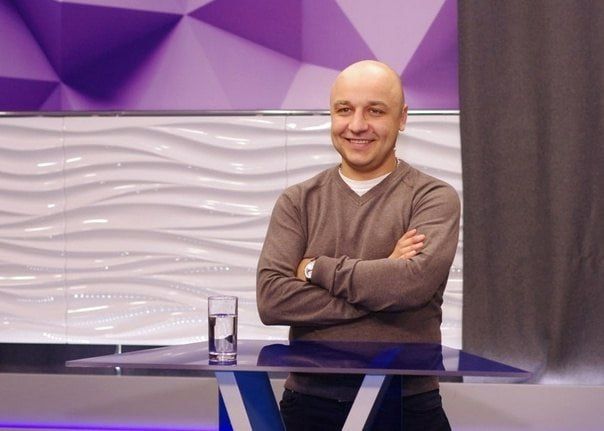 Журналист, директор творческого объединения информации телеканала «Луганск 24» Илья Малахов в интервью иркутскому информационному изданию IRK.RU рассказал о работе журналистов Луганска в условиях военного времени