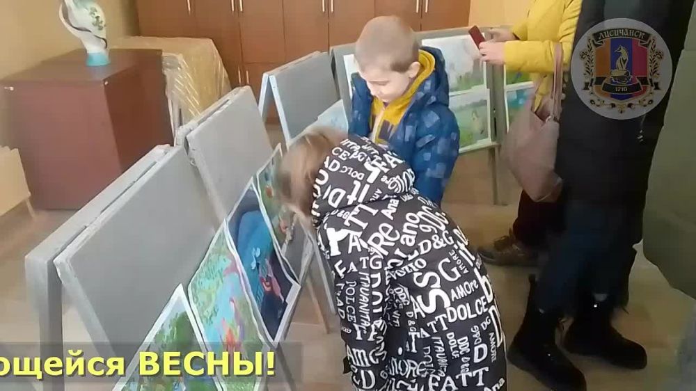 В художественной школе Лисичанска прошло открытие весенней выставки работ учащихся, посвящённой 8-го марта