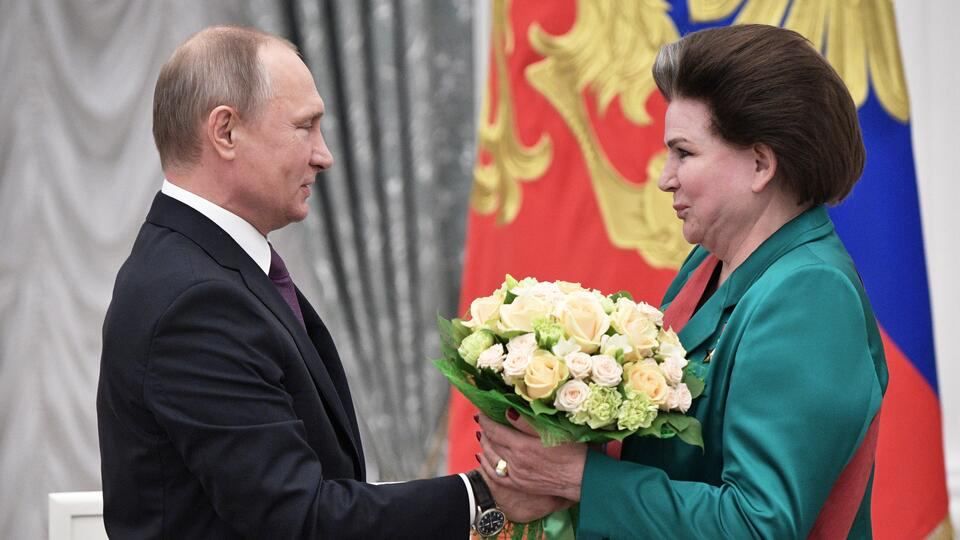 Владимир Путин поздравил с днем рождения первую в мире женщину-космонавта, депутата Госдумы Валентину Терешкову