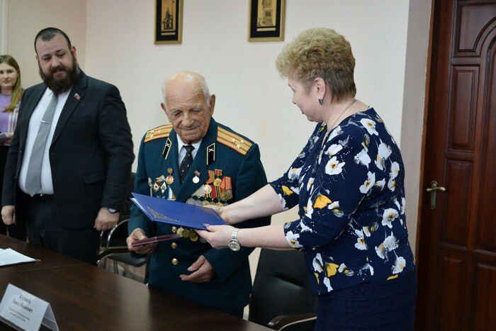 Представитель ЛНР в Совете Федерации РФ Ольга Бас вручила ветерану Великой Отечественной войны Павлу Кутовому орден "Трудовая слава", сообщила пресс-служба Народного Совета ЛНР