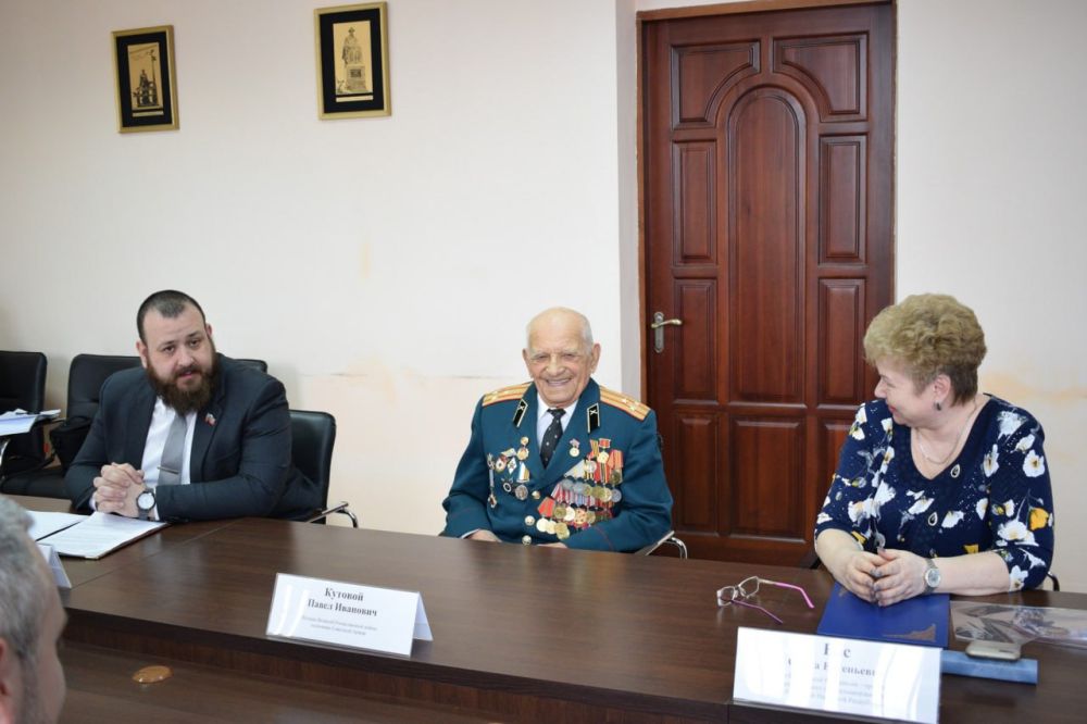 В рамках заседания социального комитета Ольга Бас вручила ветерану Великой Отечественной войны орден «Трудовая слава»