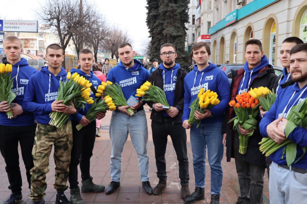 Активисты МГЕР подарили тюльпаны, шоколадки и воздушные шары жительницам Луганска в честь Международного женского дня