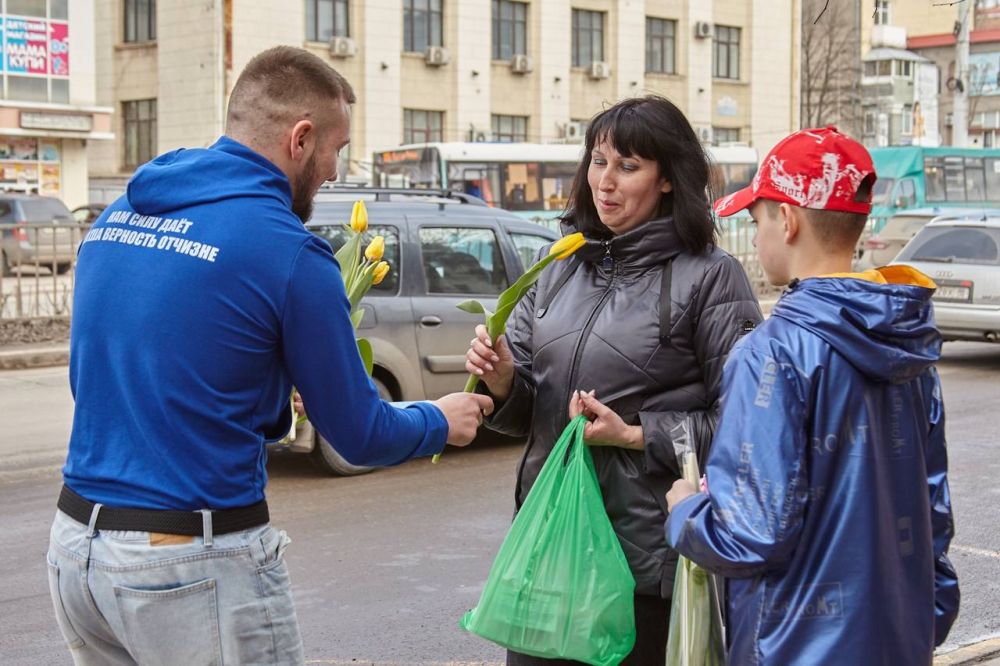 Активисты «Молодой Гвардии Единой России» в Международный женский день, подарили жительницам Луганска красивые тюльпаны