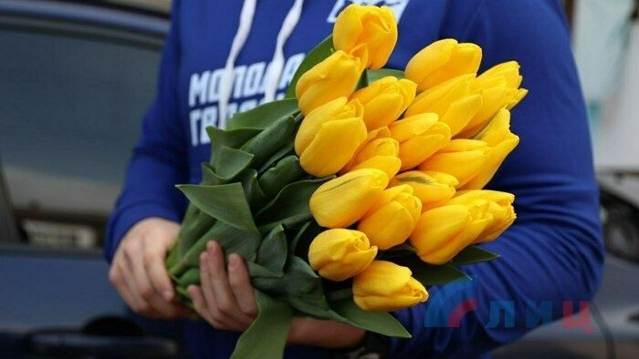 Активисты "Молодой гвардии Единой России" подарили тюльпаны жительницам Луганска