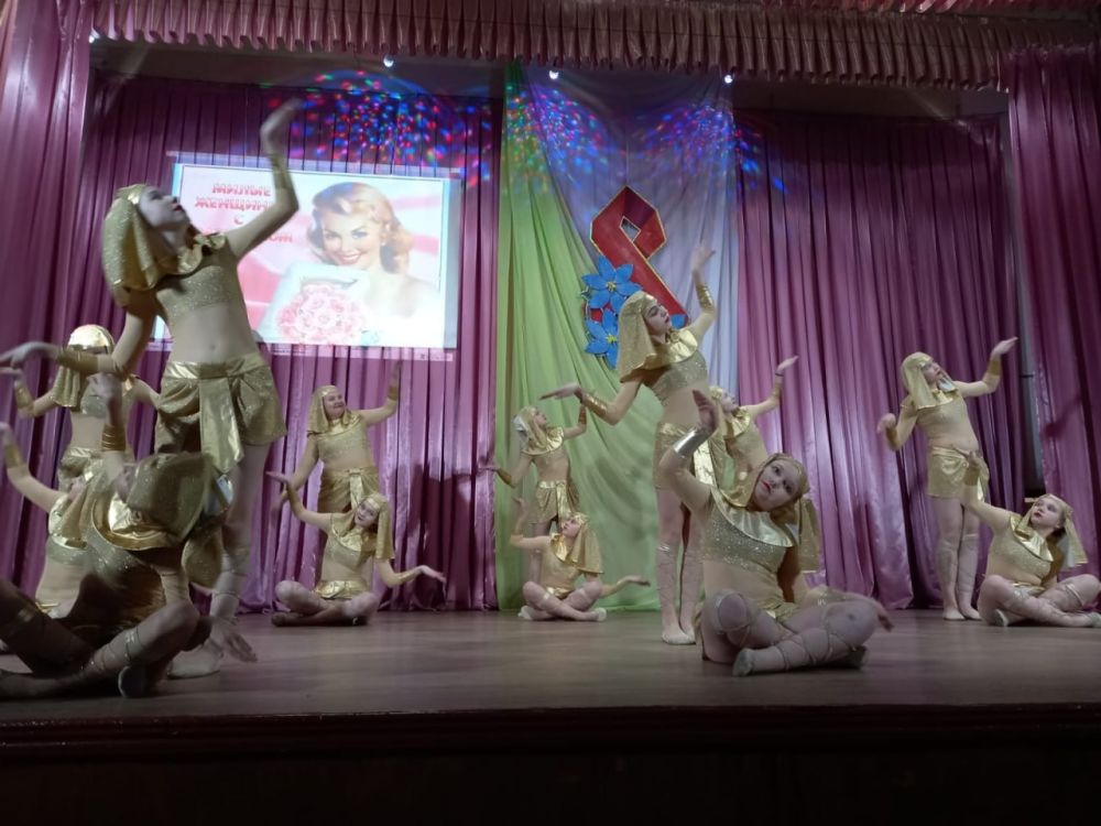 В ГУ ЛНР «ДК им. Горького» прошел праздничный концерт «Счастье там, где ты», посвященный Международному женскому дню 8 марта