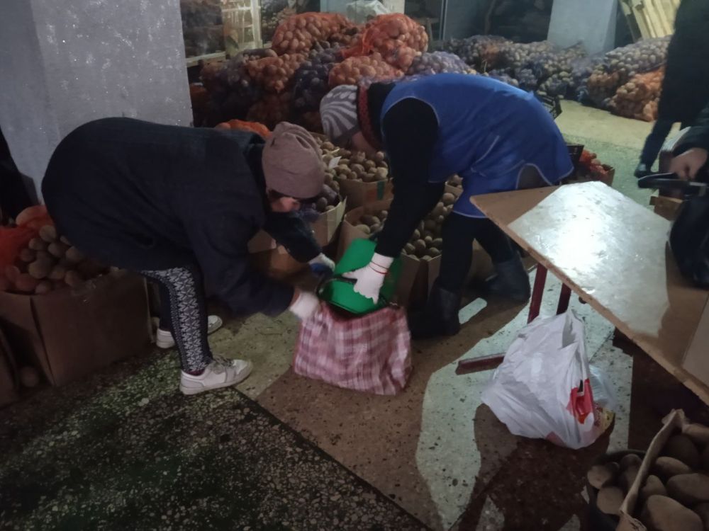 Сергей Колягин: Еще только вчера в города Горское и Золотое был доставлен картофель, который в качестве гуманитарной помощи был передан Калужской областью, а сегодня, 10 марта, активисты городов начали выдачу картофеля жителям данных населённых пунктов