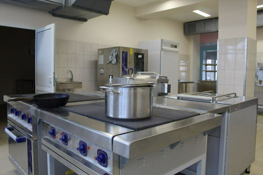 Строители из Алтайского края выполнили капитальный ремонт столовой и пищеблока в Трехизбенской школе, 10 марта состоялось торжественное открытие, сообщили в Администрации Славяносербского района