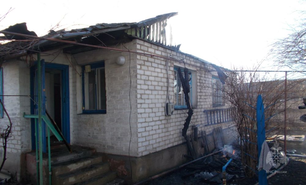 Славяносербские спасатели ликвидировали масштабный пожар в пос. Лозовском