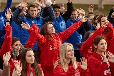 Активисты МГЕР организовали в Луганске флешмоб в честь Дня воссоединения Крыма с Россией