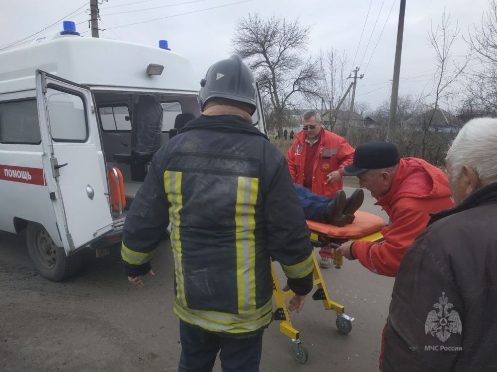 Лисичанские спасатели деблокировали из автомобиля пожилую женщину