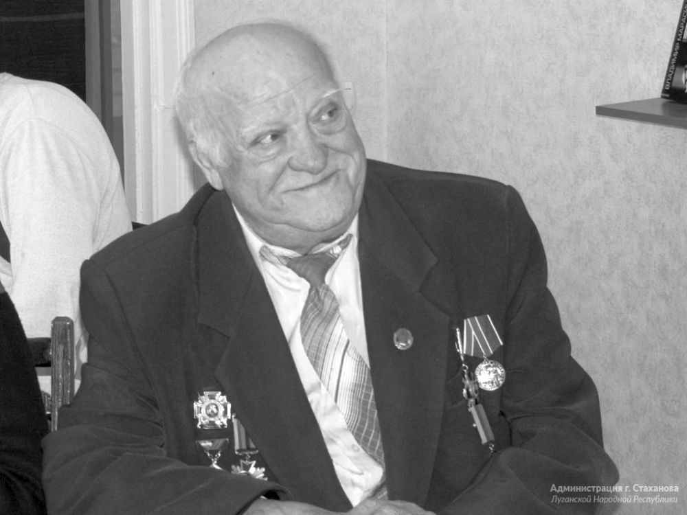 Сегодня в Стаханове простились с почетным гражданином города Стаханова и Алмазная, поэтом-песенником, автором слов гимна города Стаханова Виталием Чистяковым