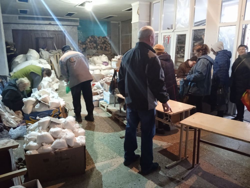 Сергей Колягин: Сегодня в городе Горское сотрудники Администрации и активисты начали выдачу гуманитарной помощи в виде продуктовых наборов, переданных в Первомайск волонтёрами Всероссийской политической партии "Единая Россия"