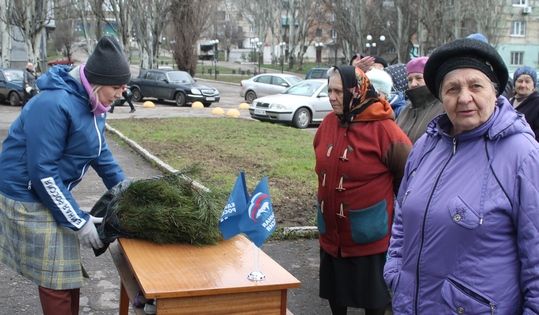 Жители Брянки в рамках акции получили бесплатно более 4 тыс. саженцев крымской сосны