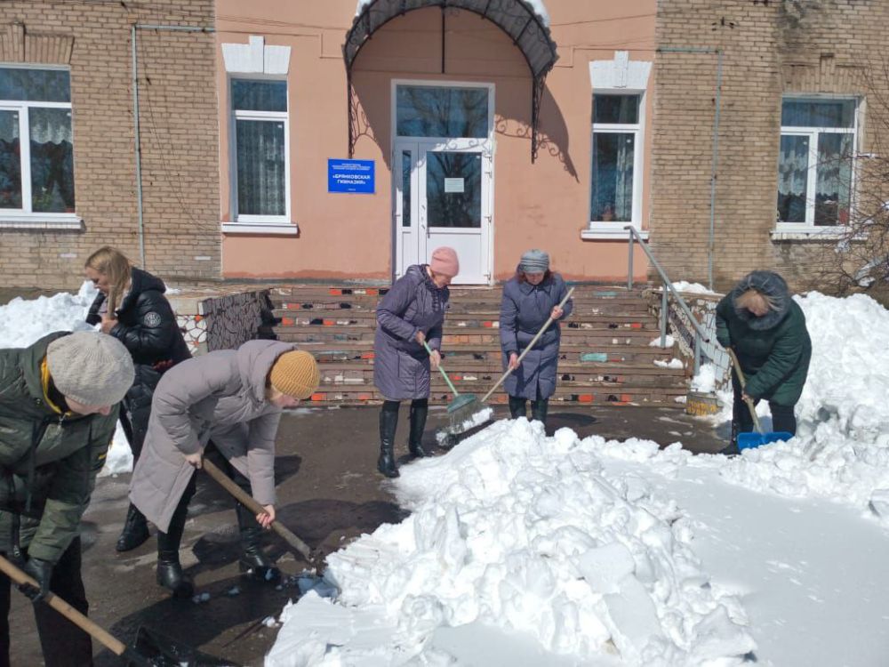 Евгений Морозов: Пока коммунальщики усердно занимаются расчисткой дорог, по которым проходят основные маршруты городского...