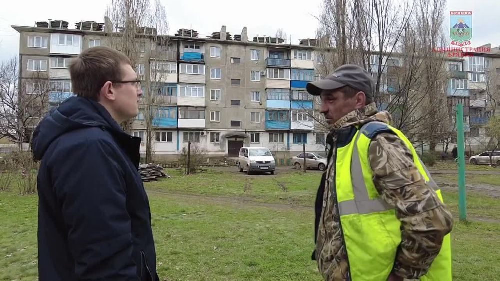 Глава Администрации города Брянки Евгений Морозов с рабочей поездкой побывал на объектах, где уже сегодня ведут работы специалисты из Брянской области