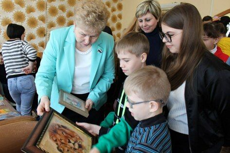 Сенатор РФ от ЛНР Ольга Бас посетила выставку творческих работ детей-инвалидов в Луганске