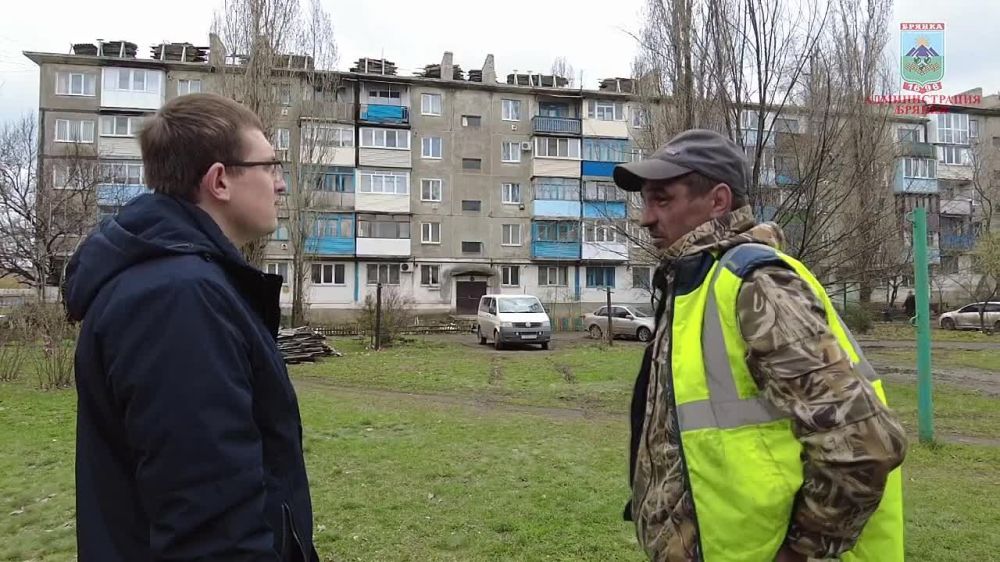 Глава Администрации города Брянки Евгений Морозов с рабочей поездкой побывал на объектах, где уже сегодня ведут работы специалисты из Брянской области