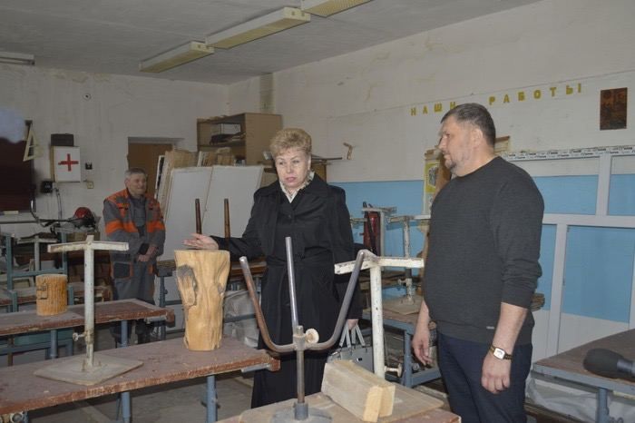 Сенатор от ЛНР Ольга Бас и глава Лутугинщины Евгений Бондарь проинспектировали ход восстановления георгиевской школы