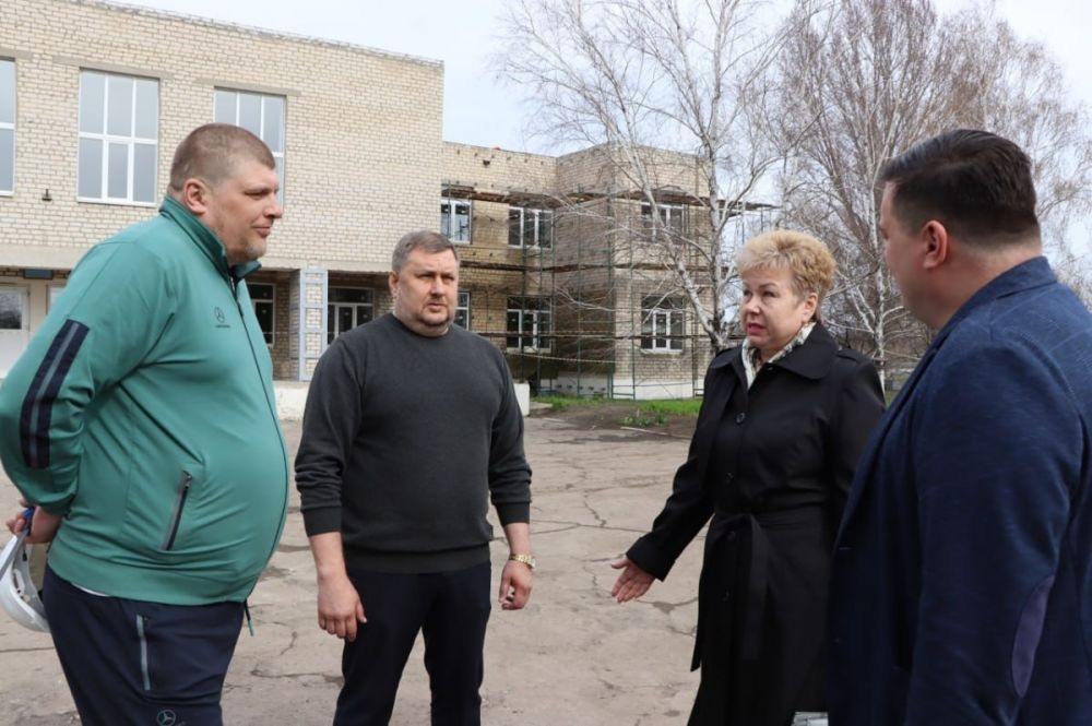 Сенатор от ЛНР Ольга Бас совместно с Главой Администрации Лутугинского района Евгением Бондарем посетили ГОУ ЛНР «Георгиевская СШ № 1»