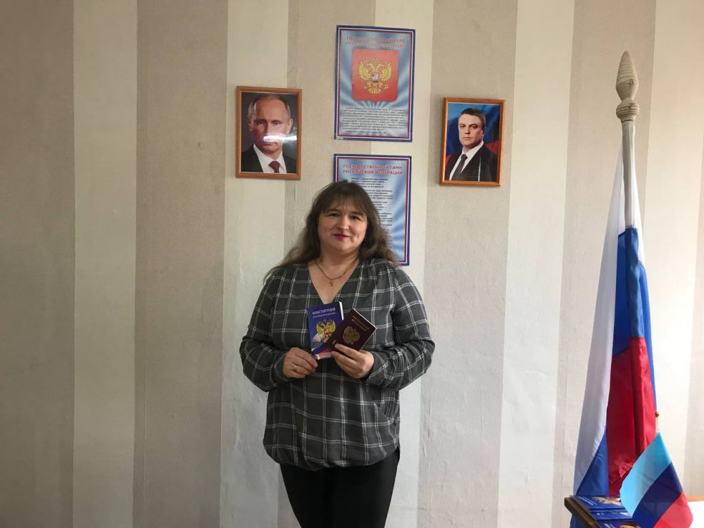 ВЫДАЧА ПАСПОРТОВ РФ. Две недели назад в Меловском районе было открыто отделение по вопросам миграции Министерства внутренних дел Российской Федерации «Меловский», и уже сегодня, состоялась выдача первых паспортов РФ в пгт Меловое