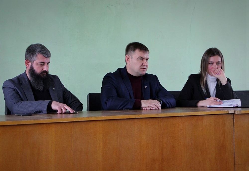 Сегодня в малом актовом зале Администрации Меловского района состоялось собрание с Заместителем председателя Народного Совета ЛНР Сопельником Андреем Фёдоровичем