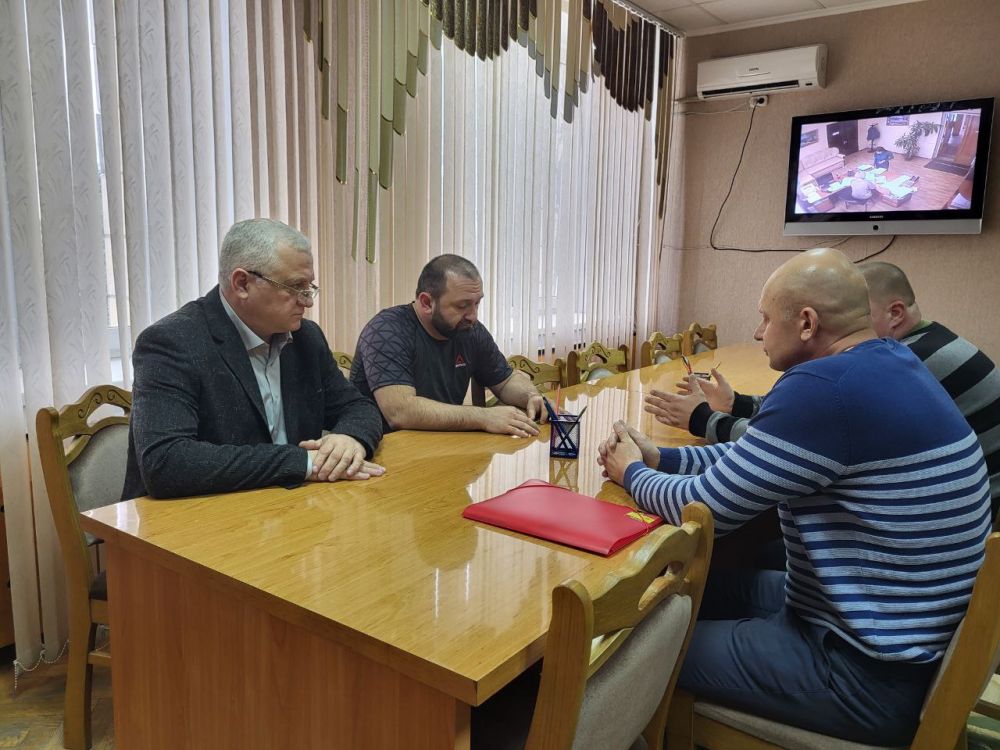 Сегодня провел рабочую встречу с заместителем директора филиала «Управление водными ресурсами Цимлянского водохранилища» Александром Дуднаковым и заместителем директора «Дагводресурсы» Магомедом Зубаировым по вопросу расчистки русла реки Миус