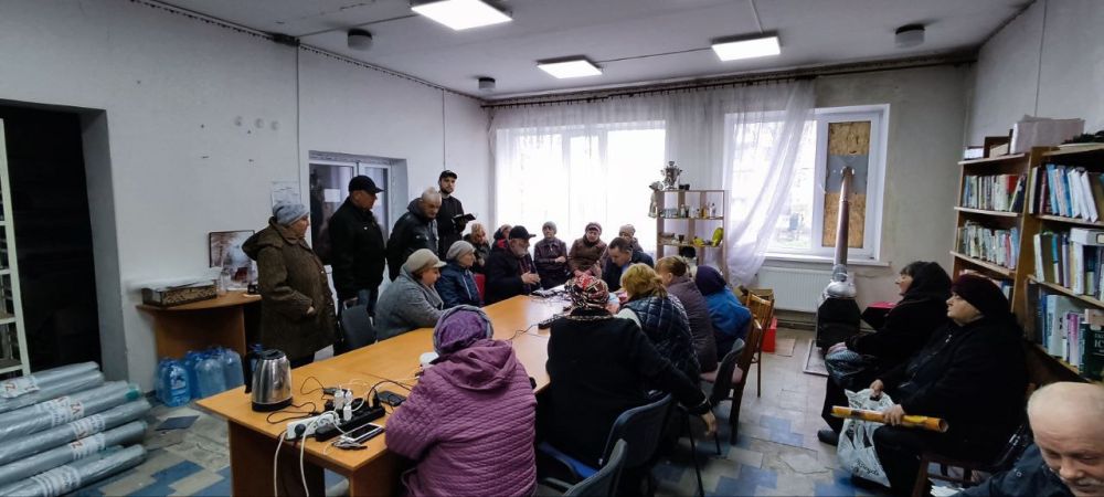 Сегодня во время приема граждан с жителями Горского обсудили вопросы восстановления города, водо и электроснабжения, графика подвоза воды, компенсации за утраченное имущество, порядка перерегистрации документов